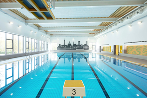  Das neue Westbad im Dortmunder Revierpark Wischlingen verfügt über ein 25-m-Schwimmbecken. Zum Lüftungskonzept gehören auch motorisch verstellbare Weitwurfdüsen, die die Zuluft einbringen. Die Abluft wird durch an den Innenwänden positionierten Abluftgittern aus den Räumen abgeführt. 