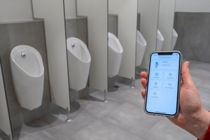  Über die Bluetooth-Verbindung können die Mitarbeiter der Haustechnik die Daten der einzelnen Spüleinrichtungen jederzeit über die App Geberit Control einsehen. 