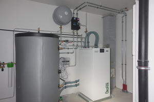  Brennwert-Pelletkessel von Ökofen mit Zero Flame Technik. Links der Pufferspeicher für Warmwasser, um die Zahl der Brennerstarts zu senken. 