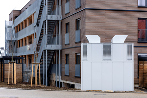  Die Luft/Wasser-Wärmepumpen stehen in einer Sicht- und Schallschutzeinhausung im Außenbereich an den Stirnseiten der Wohnblocks. Es sind jeweils zwei Wärmepumpen à 80 kW eingesetzt. 