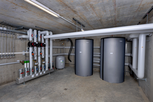  In den beiden Tiefgaragen befinden sich zwei Technikräume. Hier wird das Warmwasser von den Wärmepumpen in zwei Pufferspeicher geleitet und über Verteilerstationen in die Steigstränge befördert. 