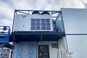  Der kompakte Kaltwassererzeuger mit 140 kW Kühlleistung passt in das mobile Containersystem. 