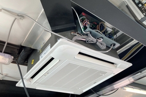  Über 28 Deckenkassetten bringen Kühle und Wärme zugfrei in die dreigeschossige Race Base ein. 