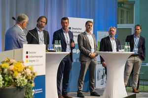  Teil der Podiumsdiskussion zur Zukunft der Großwärmepumpe (v.l.): Paul Waning (BWP), Lars Bluhm (Advansor A/S), Raymond Decorvet (MAN Energy Solutions SE), Bernd Lieber (Ochsner Energietechnik), David Weiblein (BTB Berlin) und Christian v. Drachenfels (Uhrig Group). 