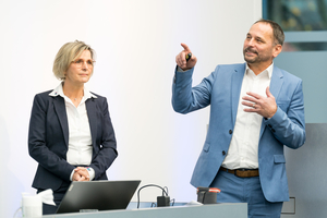  Bürogründer Dipl.-Ing. Wilfried Helfrich und die kaufmännische Leiterin Cordula Helfrich von Helfrich Ingenieure, hier bei einer Präsentation, sehen die Zertifizierung von Planungsbüros auch als wichtigen Faktor in der Auftragsakquise an. 