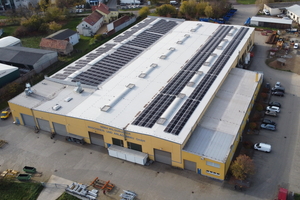  Blick auf das Firmendach der Wilsdruffer Maschinen- und Anlagenbau GmbH. Hier wurden PV-Module zu einer Gesamtleistung von rund 390 kWp installiert. Die Montage erfolgte aufgrund der Dachneigung über Montagefüße mit fester Verbindung zur Dachkonstruktion. 