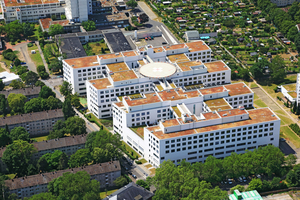  Leuchtturm-Projekt im Gesundheitswesen: Anfang 2023 wurde der Neubau des Varisano-Klinikums in Frankfurt Höchst eröffnet. Es ist das erste Klinikgebäude mit Passivhauszertifikat. 
