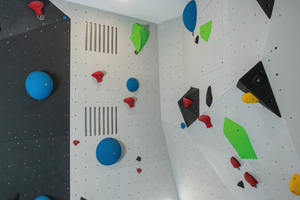  Im Boulder-Raum mit seinen Kletterwänden fand ein Standgerät optisch nahezu unsichtbar hinter einer Vorwand Platz. Über schlitzförmige Luftauslässe strömt Frischluft in den Raum. Zu sehen sind die Lüftungsgitter. 