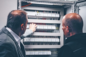  Die Modernisierung der raumlufttechnischen Anlagen integriert sich in die bestehende Gebäudeleittechnik des Automatisierungssystems „Desigo“ von Siemens. Das ermöglicht Istwert-Rückführungen der Volumenstromregler für eine kontinuierliche Luftbilanzierung zur Steuerung. 