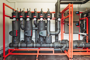  Die vorkonfigurierten Umwälzpumpen und ein 1000 l Pufferspeicher bilden den Kern der Hydraulikstation, die die Heizwärme gleichmäßig auf die 47 Apartments verteilt. 
