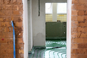  In den Sanitär- und Nebenräumen sind 33 mm dicke „PUR-Therm Verbundplatten“ verlegt, auf denen die Heizungsrohre „Klimapex PE-RT 15 x 1,8 mm“ mittels Tackernadeln befestigt sind. 