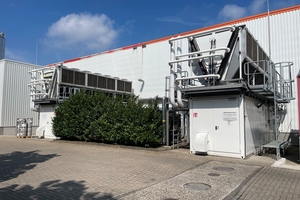  Kälteanlagen in Containerlösung, die jeweils individuell auf die speziellen Einsatzanforderungen ausgelegt sind. Im Bild links die etwas ältere „York YVWA“-Kältemaschine, die neuere „York YZ“-Anlage rechts. 