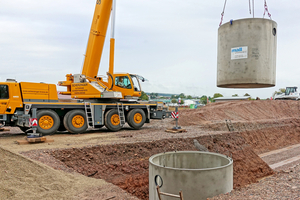  Unter dem Betriebsgelände werden Betonfertigteile eingebaut, hier zwei Behälter, die zusammen bis zu 20 m³ Regenwasser zur Nutzung bereithalten. Im Zulauf davor reinigt ein Filterschacht das Wasser, das von ca. 2.000 m² Dachfläche stammt. 