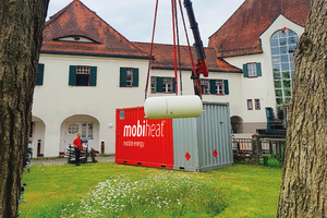  Mittlerweile halten sich die Einsätz der Zentralen für die Notfallversorgung und reguläre Sanierungsprojekte die Waage. Beispiel Sanierungsprojekt Bezirksklinikum Mainkofen: Mit einem Mobiheat Heizcontainer mit 1.000 kW und einem 800-l-Ausdehnungsgefäß wird die Wärmeversorgung des Gebäudes gesichert. 
