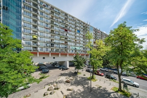  Das Pallasseum ist ein denkmalgeschützter Wohnkomplex in Berlin-Schöneberg. Bauliche Eingriffe bzw. energetische Sanierungsmaßnahmen in solche Gebäude gestalten sich schwierig. Hier wurde die Wärmeversorgung nun auf eine Kombination umgestellt aus Abwärme eines angrenzenden Rechenzentrums, die konstant in den Vorlauf von Wärmepumpen einspeist. 