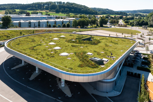  Regenrückhaltung und Entwässerung von Dachbegrünung und Retention – hier im Sortimo Innovationspark in Zusmars­hausen, einem der größten Ladeparks der Welt. 