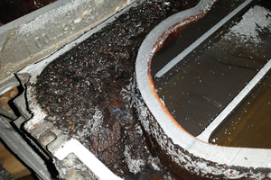  Schadensbilder durch nicht angepasstes Kreislaufwasser sind vielfältig, hier zu sehen etwa in Form von Ablagerungen und Verschlammungen. 