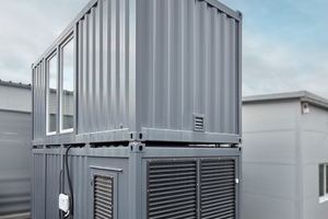  Die neue Hybridlösung zur Wärmeversorgung von A.B.S. ist außerhalb des Firmengebäudes in einem Doppelcontainer untergebracht. 