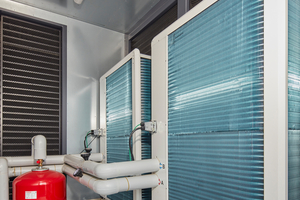  Blick in den Container, Teil 2 der Heizzentrale: Zwei Luft/Wasser-Wärmepumpen mit einer Leistung von je 11 kW. 
