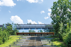  Unter der Prämisse einer Sanierung bestehender Bausubstanz wurde die Neugestaltung des Gymnasiums auf dem Schulberg im oberpfälzischen Neustadt an der Waldnaab geplant. 