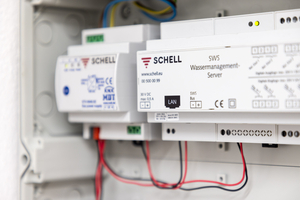  Wassermanagement-Systeme können gerade in größeren Objekten automatisiert notwendige Stagnationsspülungen programmiert auslösen. Im Bild das Wassermanagement-System SWS. Pro Server können bei diesem System bis zu 64 Teilnehmer vernetzt werden. 