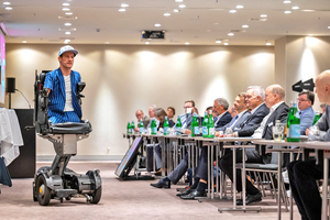  Wie uns Technologie heute und in Zukunft stärker macht, vermittelt Keynote-Speaker Janis McDavid. 