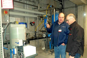  Frank Illhardt (re.), Leiter der Gebäudetechnik bei der Unternehmensgruppe Fischer, und Volker Fischer, Geschäftsführer der Innowatech GmbH, beim Vor-Ort-Termin. 