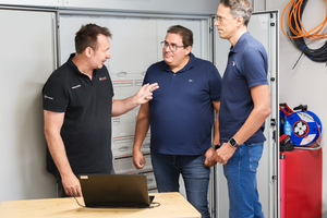  Innerhalb eines Jahres konnten KNX-Systemintegrator Thomas Wiedel und Elektroinstallateur Stefan Weiß (rechts) das Projekt realisieren. Währenddessen wohnte Hauseigentümer Felix Stabernack (Mitte) mit Familie weiterhin im Haus. 