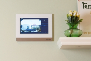  Mit dem Busch-„Tenton“-Bedienelement sowie dem IP Touch Panel lassen sich alle zentralen Funktionen im Gebäude sowie die Türkommunikation an einem Ort steuern. 
