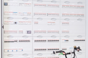  Die Hauptverteilung mit den KNX-Komponenten bildet das Herzstück der Installation. 