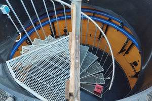  Im begehbaren Verteilerbauwerk kommen die Vor- und Rückläufe der Erdwärmesonden in je einer Ringleitung zusammen, was Anbinde­leitungen einspart. 
