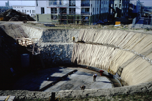  (1/3) In Hannover wurde in einem Neubaugebiet ein Heißwasser-Wärmespeicher als zylindrischer Betonbehälter mit freitragendem Kegelstumpf-Schalendach aus Spannbeton ausgeführt und als Spielplatz genutzt.  