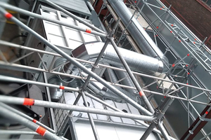  Die Installation der außen liegenden Klima- und Lüftungstechnik. 