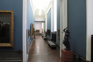 Man kann davon ausgehen, dass auch ein spezifischer Luftvolumenstrom von 30 m³/h je Person eine angemessene Planungsgrundlage für Ausstellungsräume in Museen zur Einhaltung hygienischer Anforderungen sein kann, da möglicherweise die in DIN EN 16798-1 festgelegten Rahmenbedingungen (Kat. II) für den Sonderfall „Museum“ nicht unbedingt eine angemessene Einordnungsmöglichkeit bietet.  