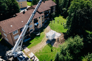  Die „Energy Unit | Wärmepumpe“ wurde mit dem Kran neben das zu beheizende Mehrfamilienhaus in Penzberg, Oberbayern aufgestellt. 