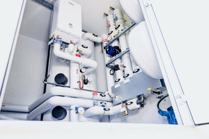  Spezialisten von Alois Müller fertigten die Energy Unit mit allen nötigen Anschlüssen zur Wärmeübergabe vor.  