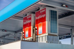  Pro Technik-Modul kommen zwei in Kaskade geschaltete „QAHV“-Heißwasser-Wärmepumpen mit jeweils 40 kW Nennwärmeleistung zum Einsatz. 