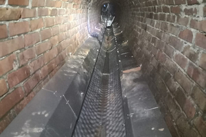  Fertig installierte Abwasserwärmeübertrager in einem kleinen städtischen Kanal. 
