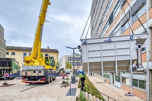  Ein Abwasserwärmeübertrager („RoWin“ von Huber) wird bei der Anlieferung vom Lkw in das Gebäude einer Technischen Hochschule gehoben. 