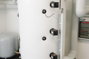  Rund 1.000 l fasst der Pufferspeicher, der das Wärmepumpensystem vervollständigt. 