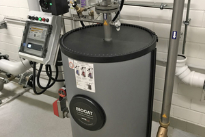  Vor Inbetriebnahme: Einbaubeispiel DVGW zertifizierte chemiefreie Kalkschutzanlage, hier eine „Biocat“-Anlage, Typ KS11000. 