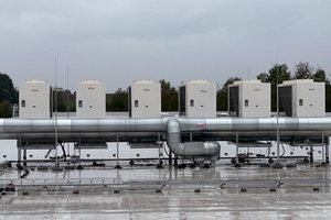  Auf dem Dach der Halle A sind sechs Wärmepumpen installiert. In Kaskade geschaltet erreichen sie eine Leistung von rund 420 kW. 