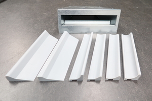  Prototyp des neuen Kiefer Bodenluftdurchlass mit verschiedenen Ausblaskontur-Modellen aus Stufenkante und Schmutzfang.  