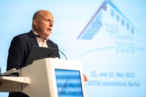  In seiner Eröffnungsrede schilderte Frank Ernst, Geschäftsführer TGA-Repräsentanz Berlin, eine Zukunftsvision, in der Deutschland das Klimaziel 2045 erreicht. 