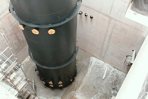  Einbringung des Speichers ins Gebäude. Der Speicherraum wurde anschließend in drei Ebenen unterteilt. 