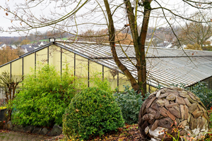 Die Gärtnerei &amp; Blumenfachgeschäft Niklas betreibt mehrere Hochglasgewächshäuser mit insgesamt ca. 3.800 m² beheizter Fläche sowie zwei Wohneinheiten.  