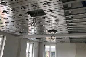  Deckenheizungen und -kühlungen eignen sich hauptsächlich für eine Modernisierung – wie hier am Beispiel einer Altbausanierung mit dem PYD „ALU-TOPMODUL“.  
