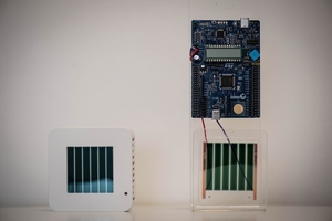  CO2-Sensor (Typ „Miromico“) links und „STM32U0-Mikrocontroller“ (Luxmeter und Temperatursensor) von STMicroelectronics rechts, die mittels OPV-Modulen mit Strom versorgt werden. 