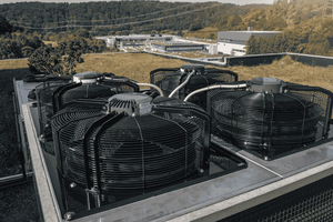  Bereits durch den Austausch alter Ventilatoren gegen moderne EC-Modelle lassen sich bis zu 50 Prozent Energie einsparen. In Kombination mit digitalen Services sind Einsparungen von bis zu 70 Prozent möglich. 