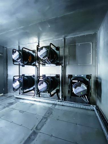   Die fünf „RadiPac C“ EC-Ventilatoren sorgen für die nötige Redundanz der Anlage.  